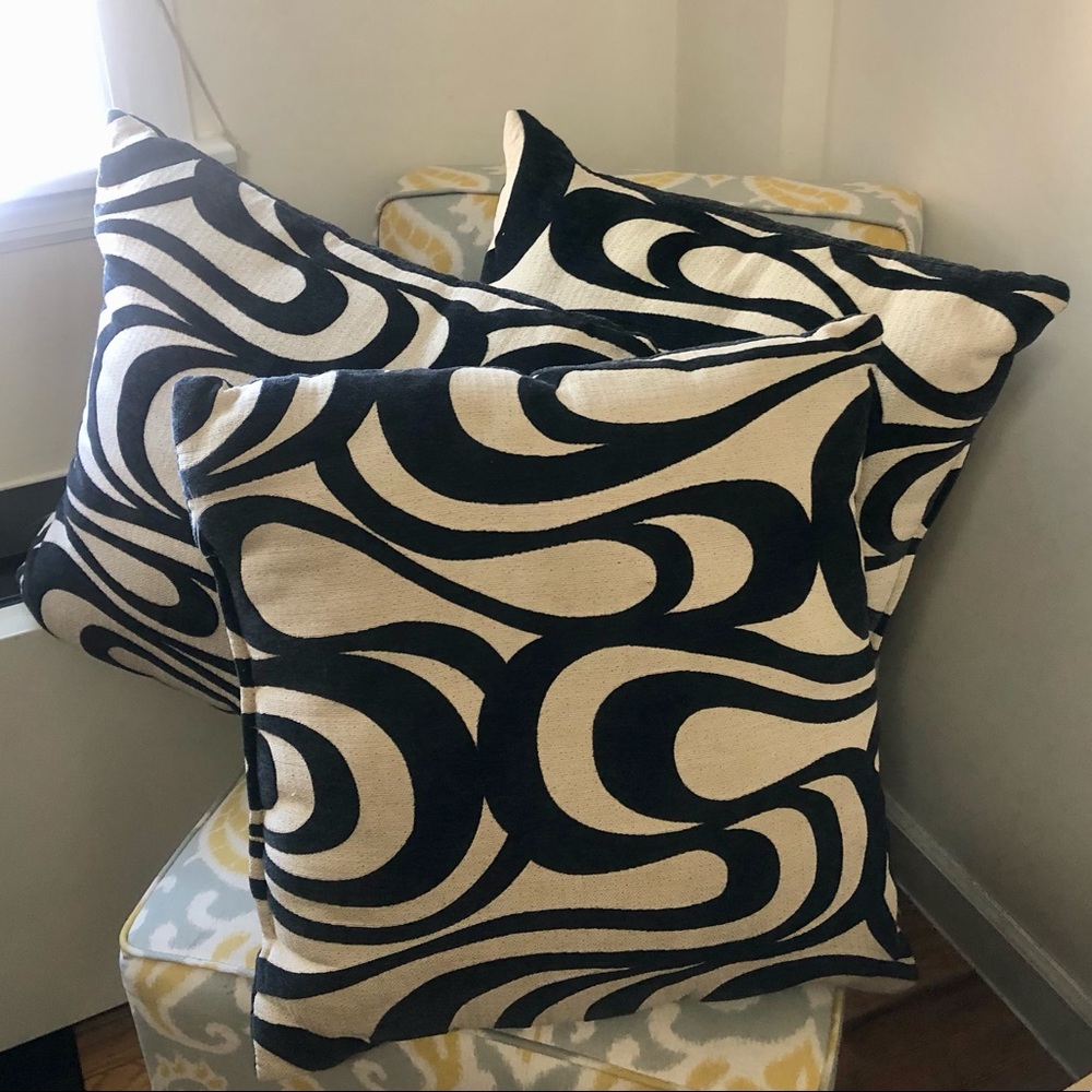 Set of 3 black and beige swirled design decorative accent pillows - Picture 5 of 5